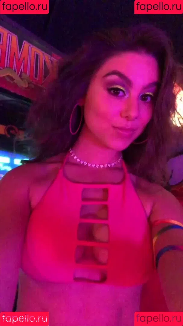 Kira Kosarin / kira_kosarin / kirakosarin Onlyfans Photo Gallery 