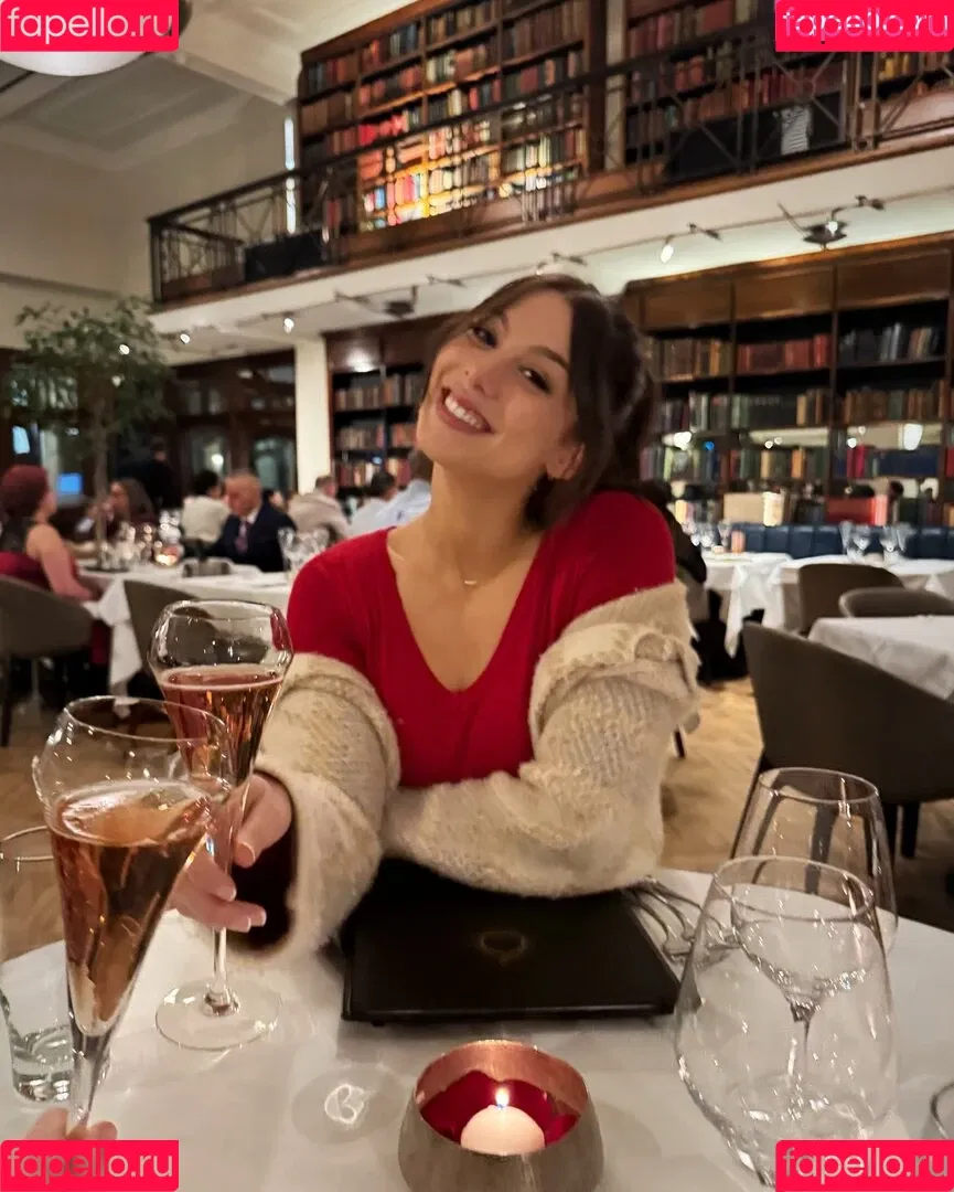 Kira Kosarin / kira_kosarin / kirakosarin Onlyfans Photo Gallery 