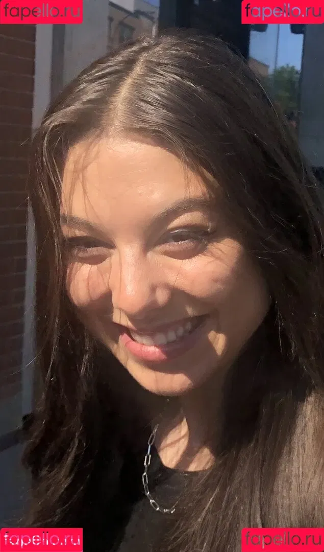 Kira Kosarin / kira_kosarin / kirakosarin Onlyfans Photo Gallery 