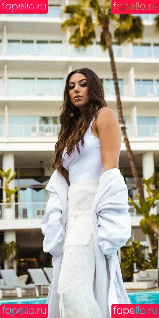 Kira Kosarin / kira_kosarin / kirakosarin Onlyfans Photo Gallery 