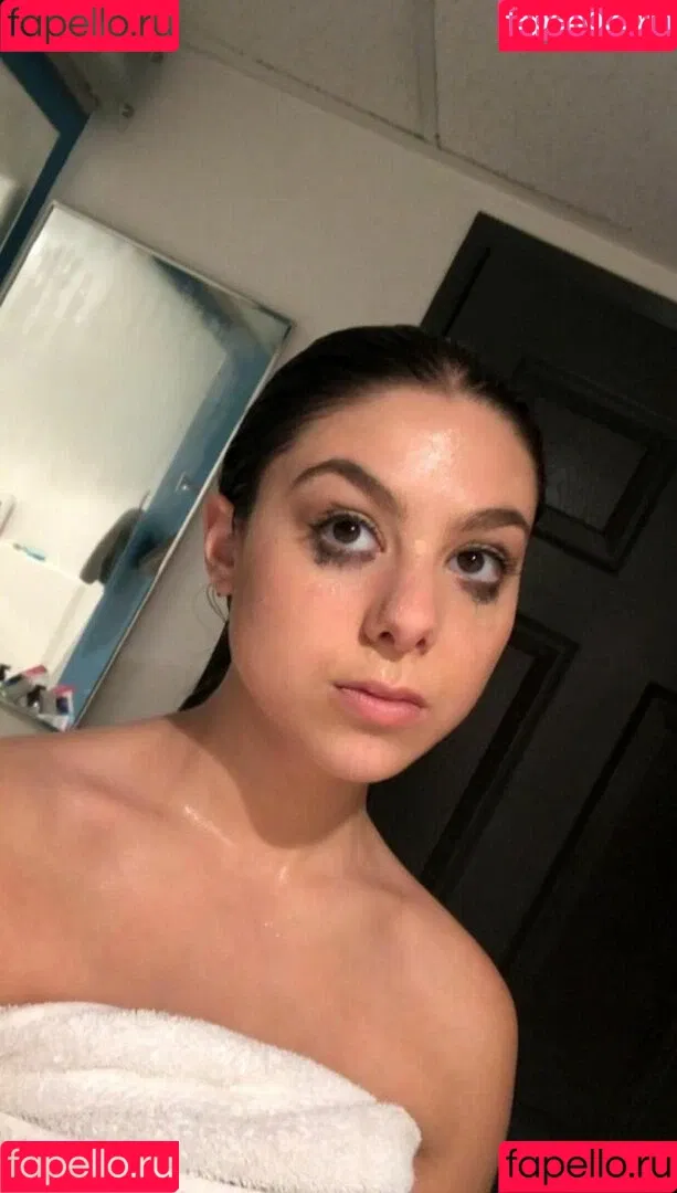Kira Kosarin / kira_kosarin / kirakosarin Onlyfans Photo Gallery 