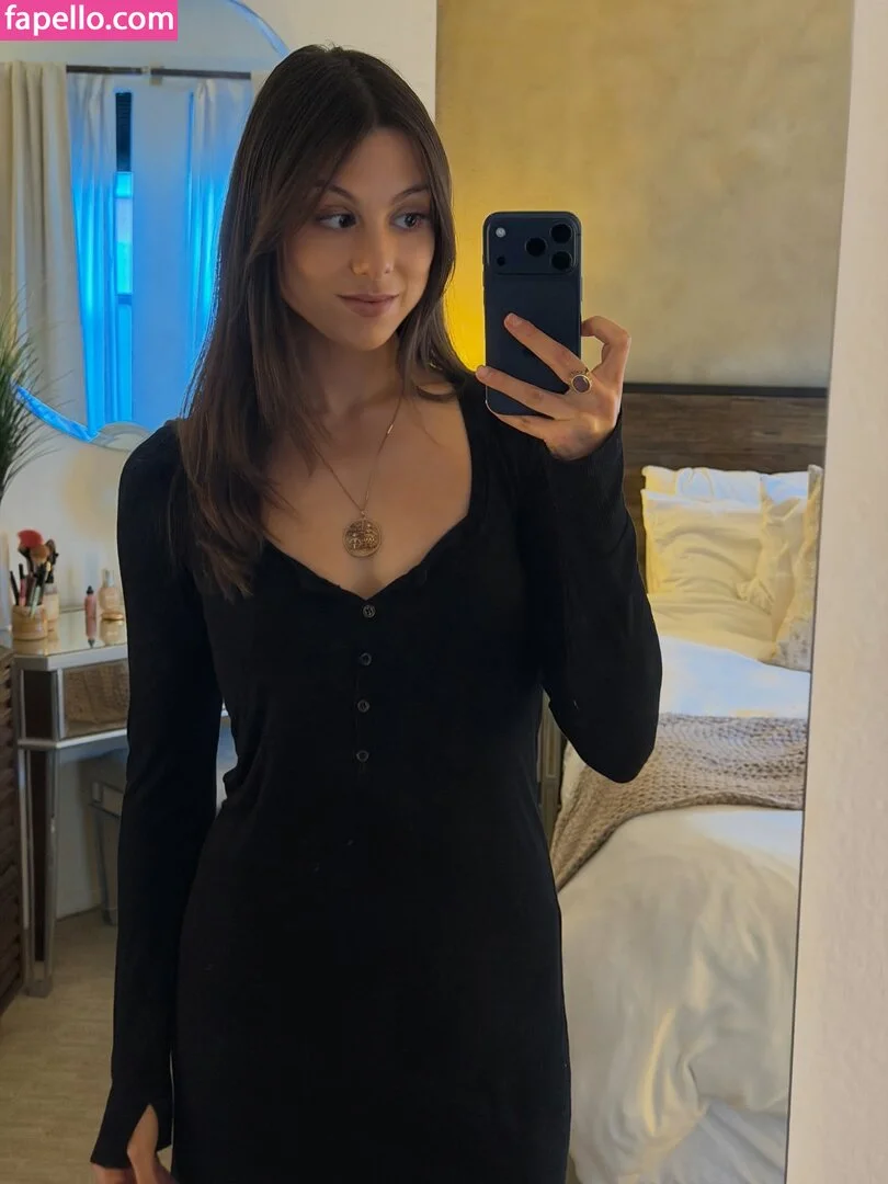 Kira Kosarin / kira_kosarin / kirakosarin Onlyfans Photo Gallery 