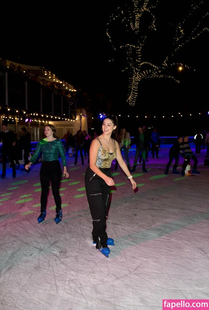 Kira Kosarin / kira_kosarin / kirakosarin Onlyfans Photo Gallery 