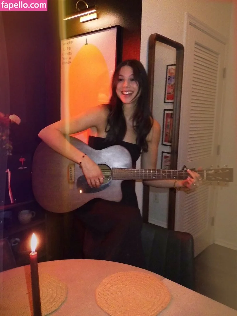 Kira Kosarin / kira_kosarin / kirakosarin Onlyfans Photo Gallery 