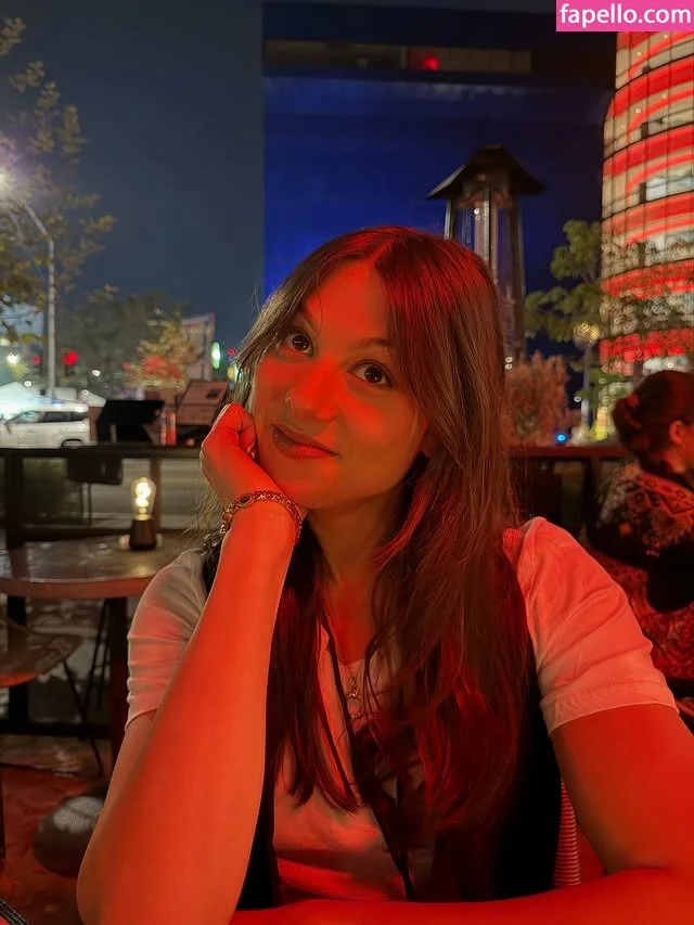 Kira Kosarin / kira_kosarin / kirakosarin Onlyfans Photo Gallery 