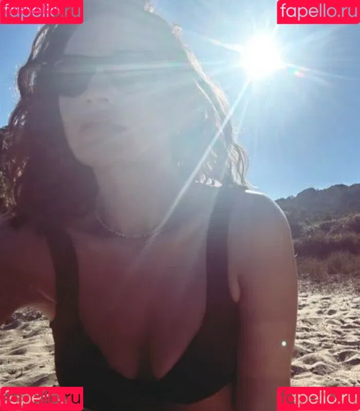 Lily James / lillyjames / lilyjamesofficial Onlyfans Photo Gallery 