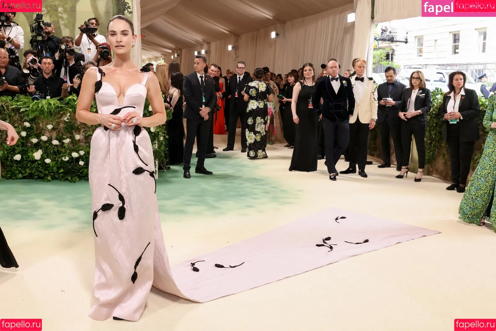 Lily James / lillyjames / lilyjamesofficial Onlyfans Photo Gallery 
