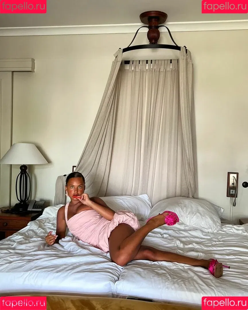 Paola Lct / Paola Locatelli / paolalct Onlyfans Photo Gallery 