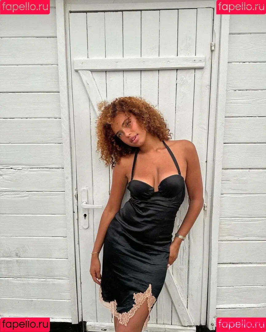 Paola Lct / Paola Locatelli / paolalct Onlyfans Photo Gallery 