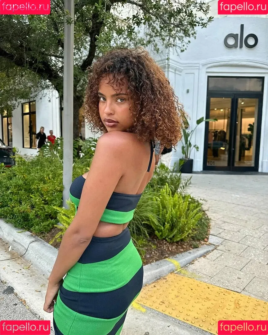 Paola Lct / Paola Locatelli / paolalct Onlyfans Photo Gallery 