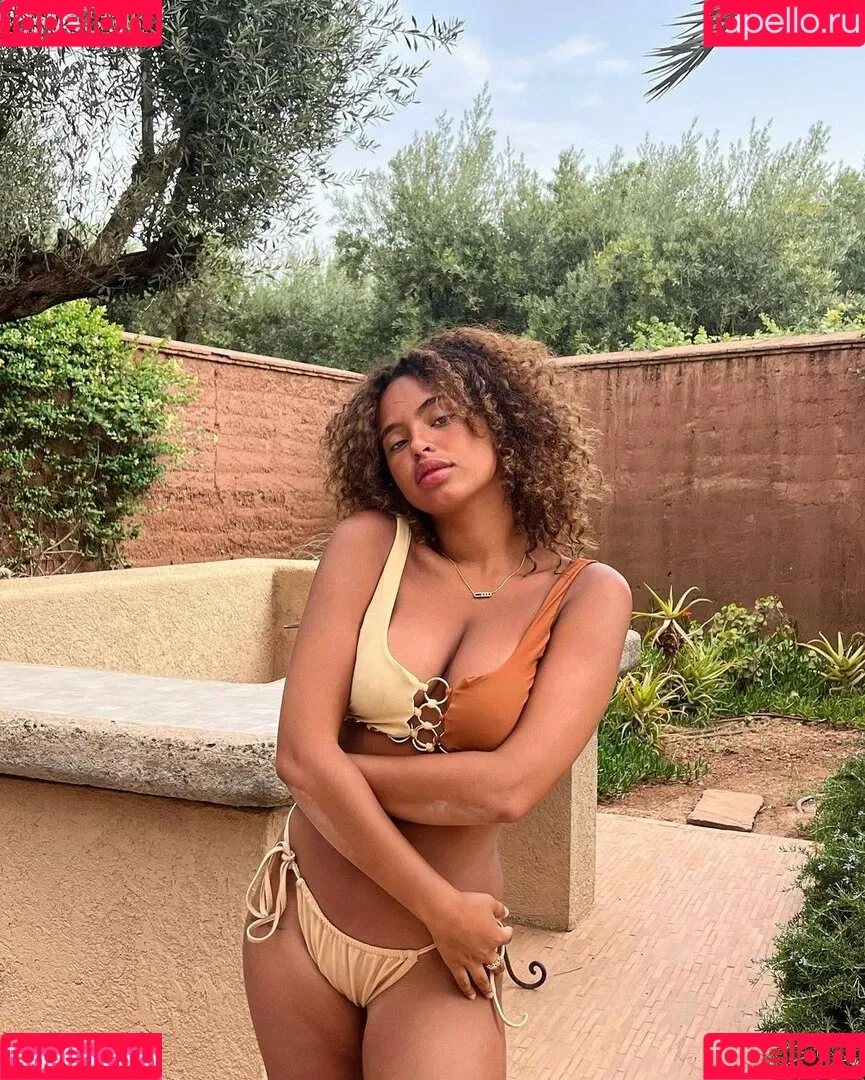 Paola Lct / Paola Locatelli / paolalct Onlyfans Photo Gallery 