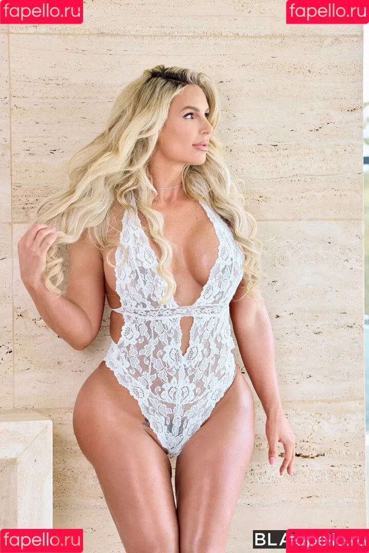Phoenix Marie / phoenixmarie / phxsquaron / pmarizzle Onlyfans Photo Gallery 