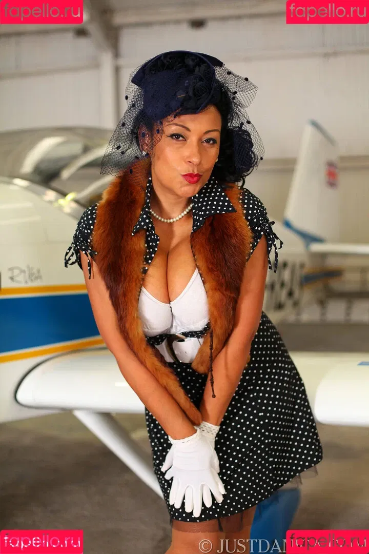 Danica Collins / donna.ambrose / justdanica Onlyfans Photo Gallery 