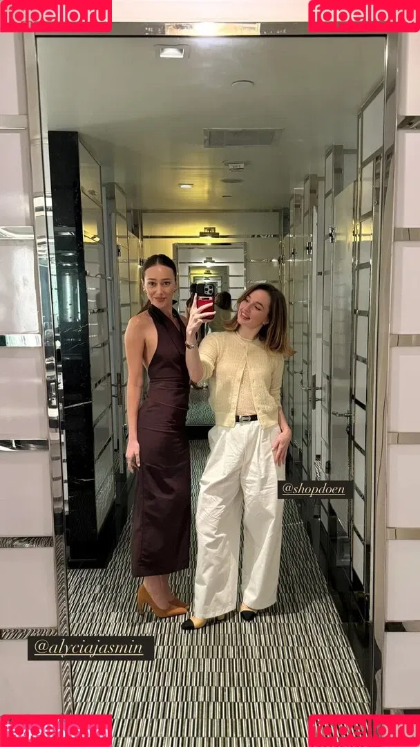 Alycia Debnam Carey / DebnamCarey / alyciajasmin Onlyfans Photo Gallery 