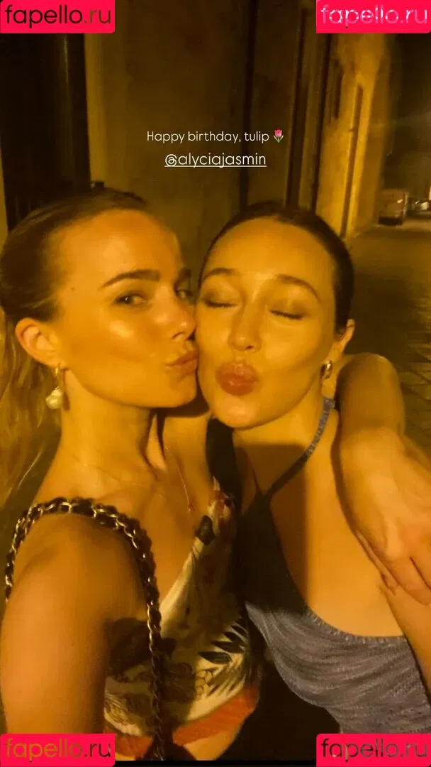 Alycia Debnam Carey / DebnamCarey / alyciajasmin Onlyfans Photo Gallery 