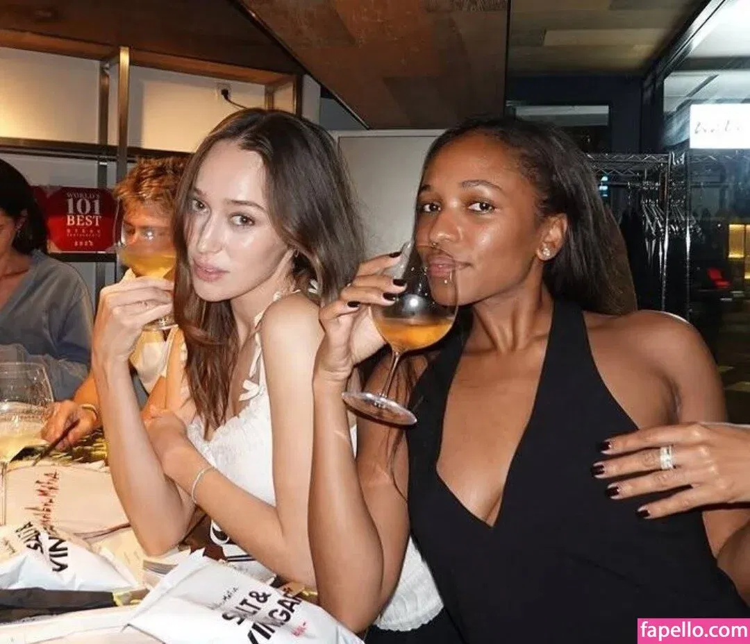 Alycia Debnam Carey / DebnamCarey / alyciajasmin Onlyfans Photo Gallery 