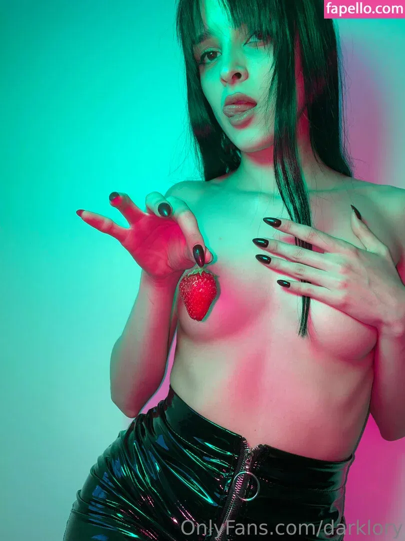 darklaurie / darklory / lory19_00 Onlyfans Photo Gallery 