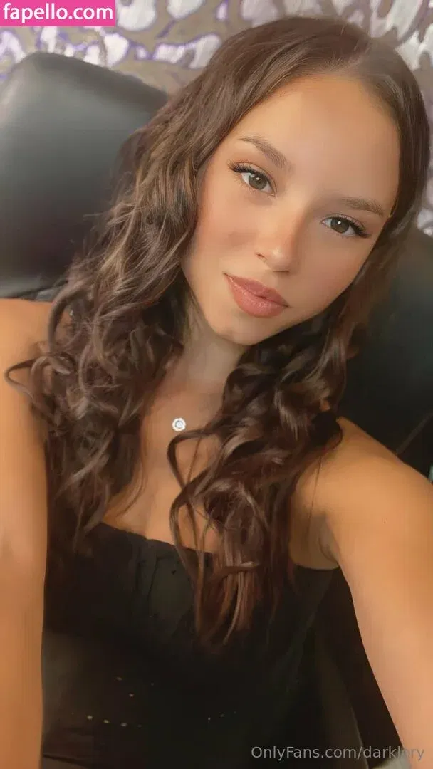 darklaurie / darklory / lory19_00 Onlyfans Photo Gallery 