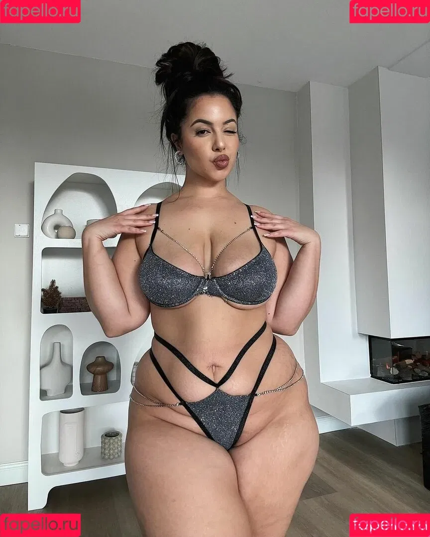 MoroccanZina_ / therealzinax / zinahadid Onlyfans Photo Gallery 