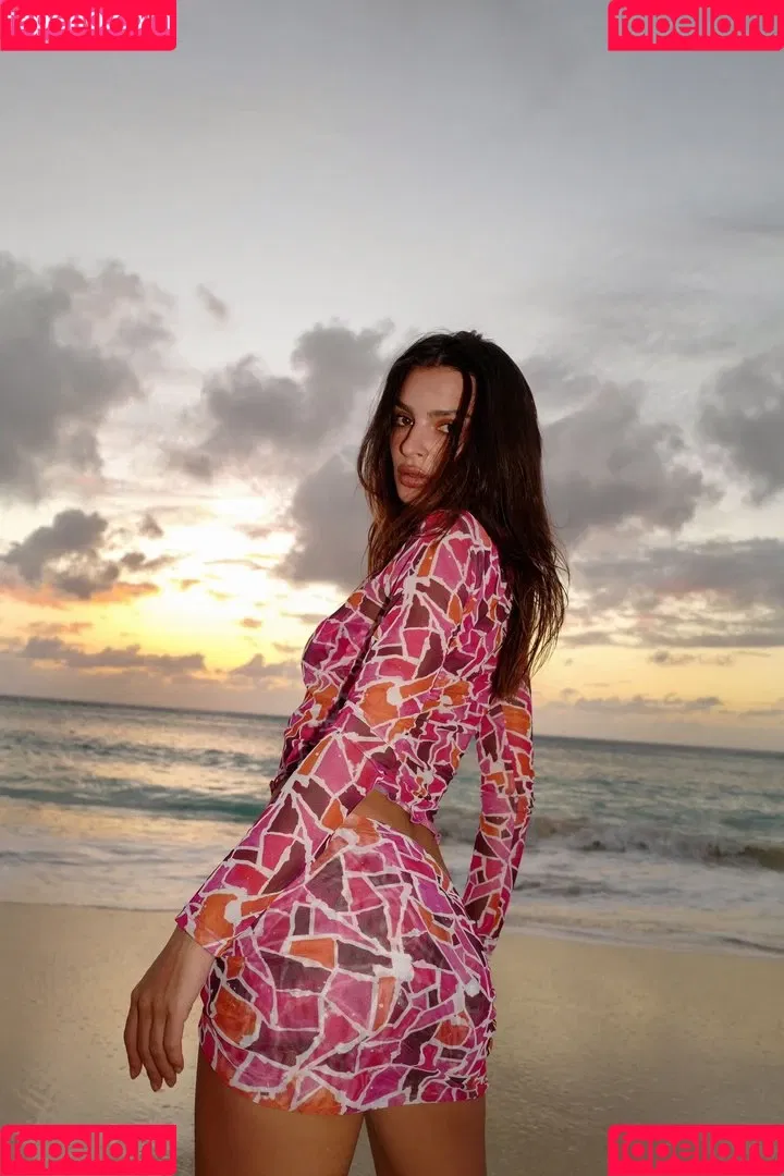 Emily Ratajkowski / emrata Onlyfans Photo Gallery 