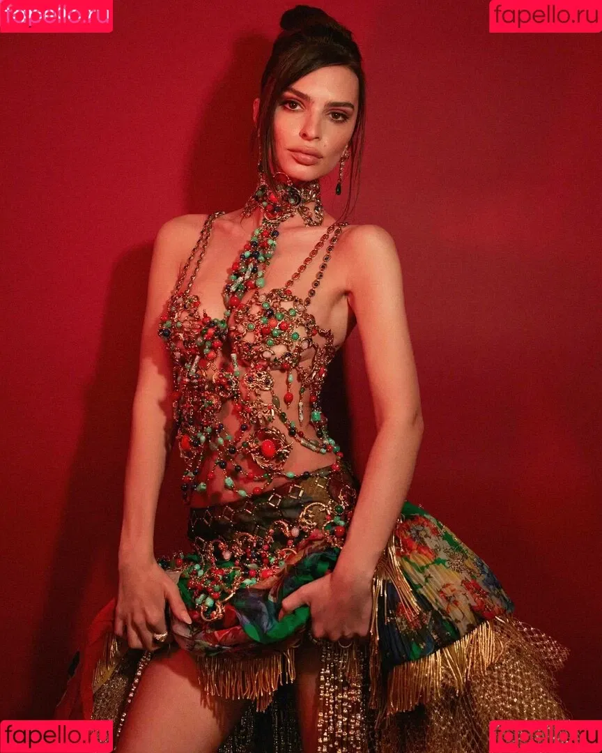 Emily Ratajkowski / emrata Onlyfans Photo Gallery 