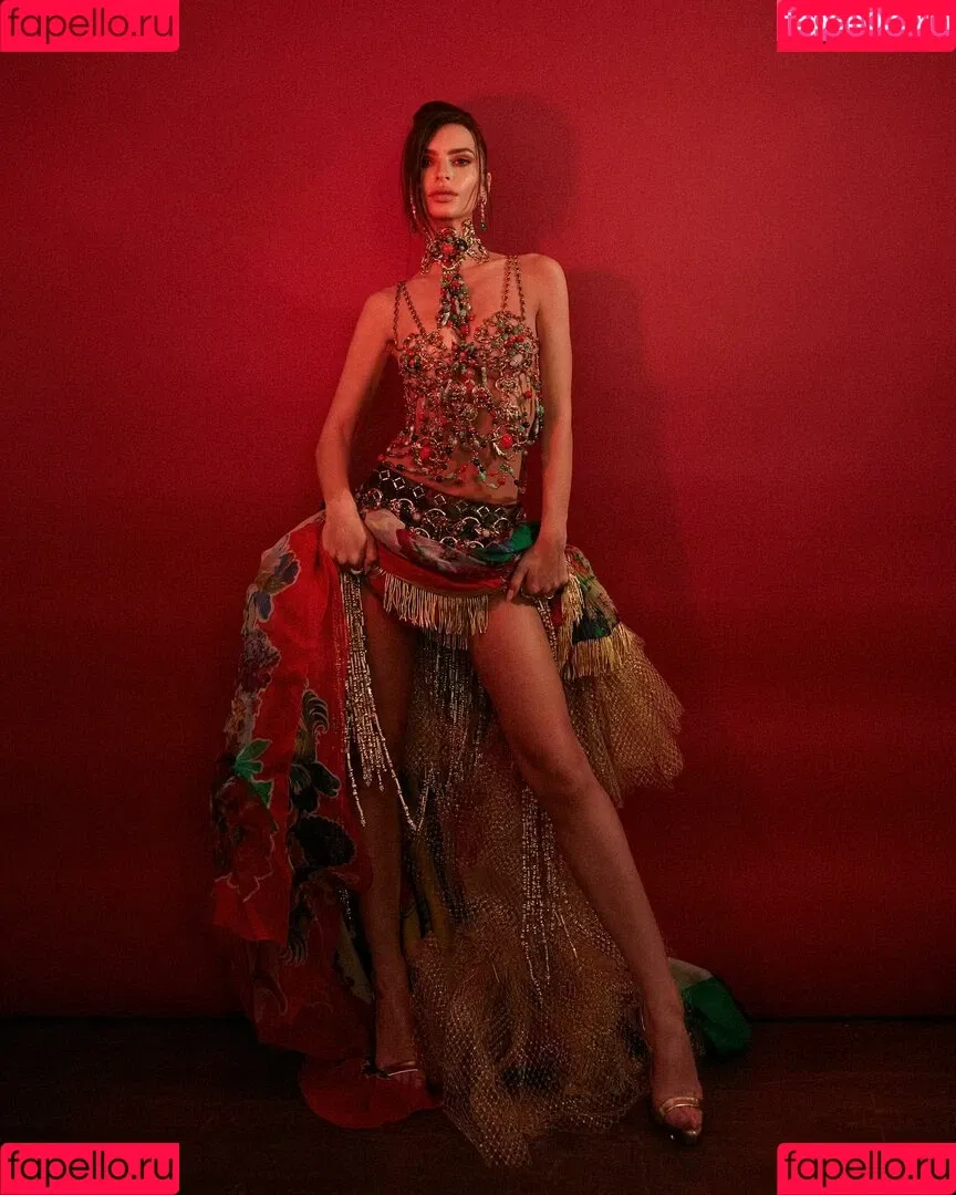 Emily Ratajkowski / emrata Onlyfans Photo Gallery 