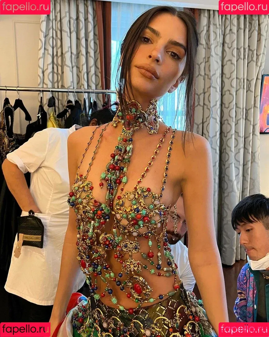 Emily Ratajkowski / emrata Onlyfans Photo Gallery 
