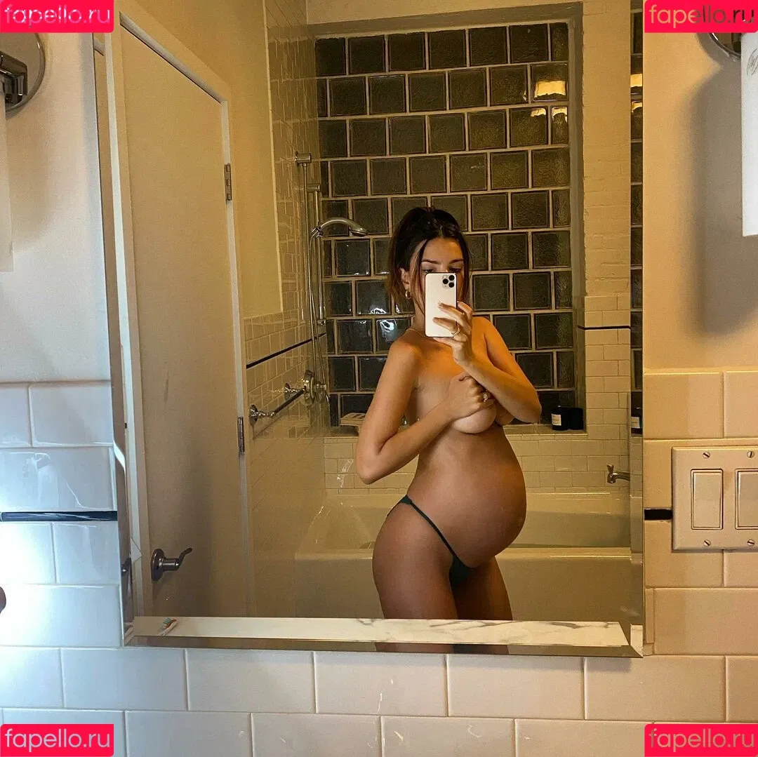 Emily Ratajkowski / emrata Onlyfans Photo Gallery 