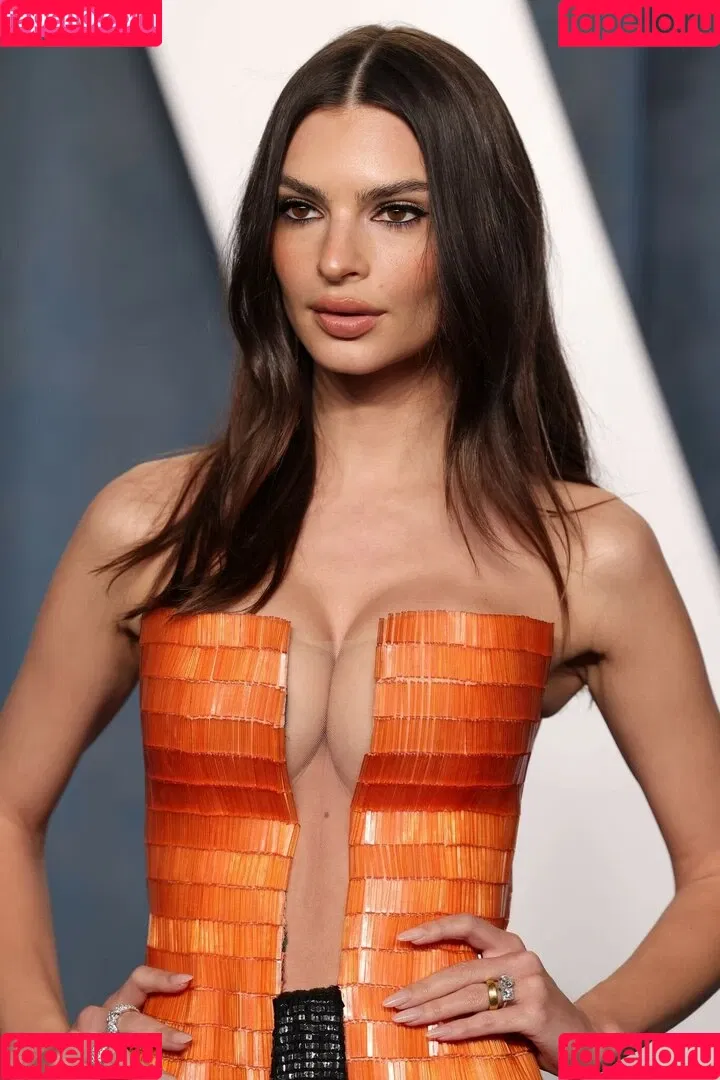 Emily Ratajkowski / emrata Onlyfans Photo Gallery 