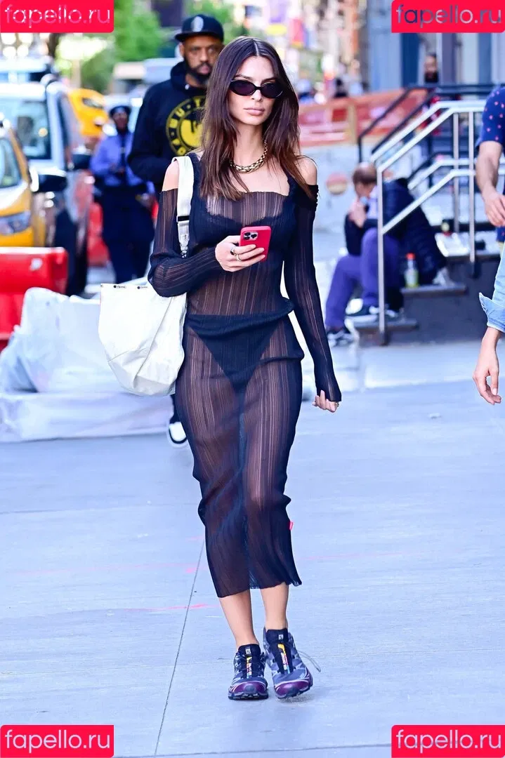 Emily Ratajkowski / emrata Onlyfans Photo Gallery 