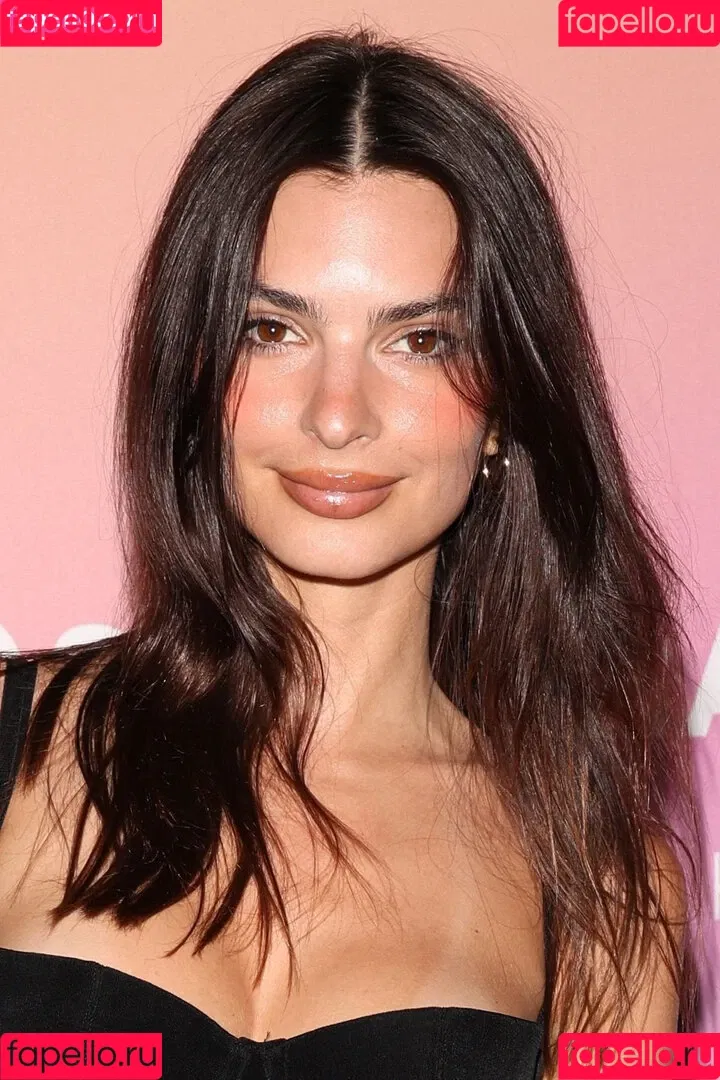 Emily Ratajkowski / emrata Onlyfans Photo Gallery 