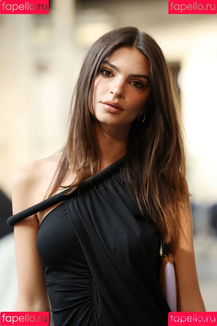 Emily Ratajkowski / emrata Onlyfans Photo Gallery 