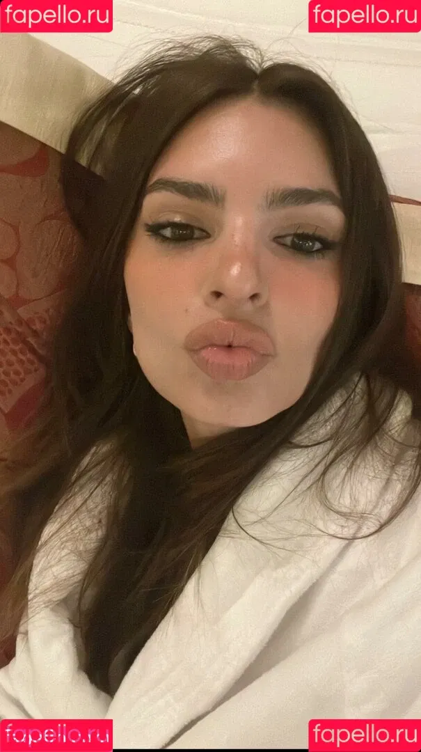 Emily Ratajkowski / emrata Onlyfans Photo Gallery 