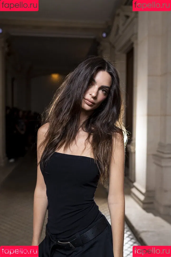 Emily Ratajkowski / emrata Onlyfans Photo Gallery 