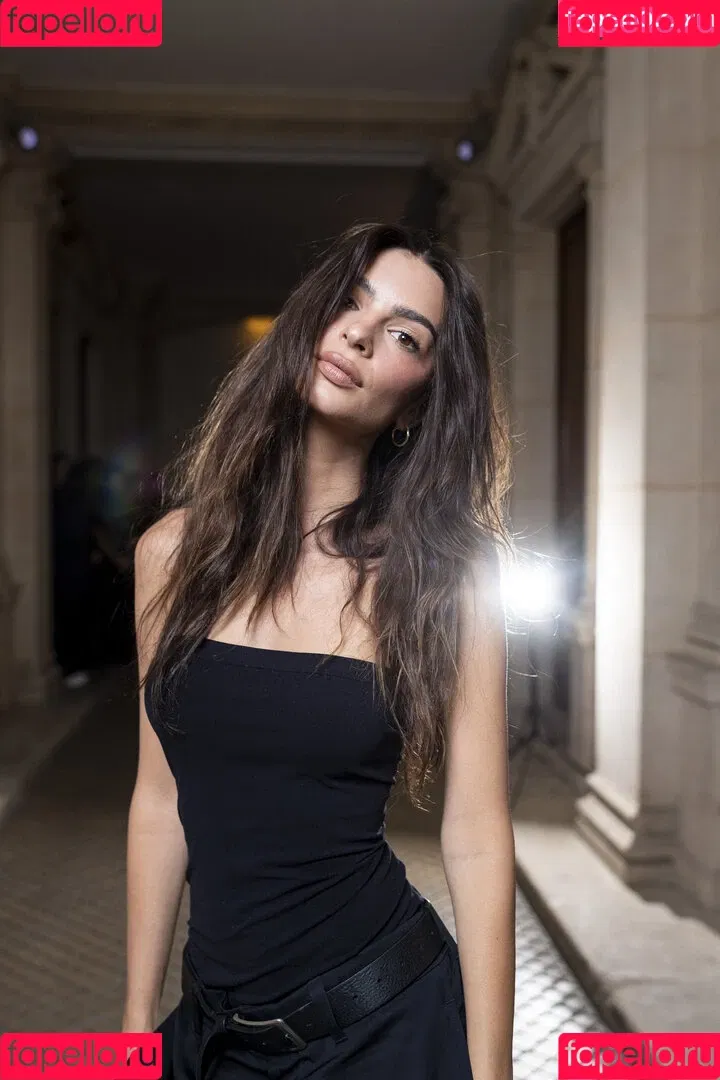 Emily Ratajkowski / emrata Onlyfans Photo Gallery 