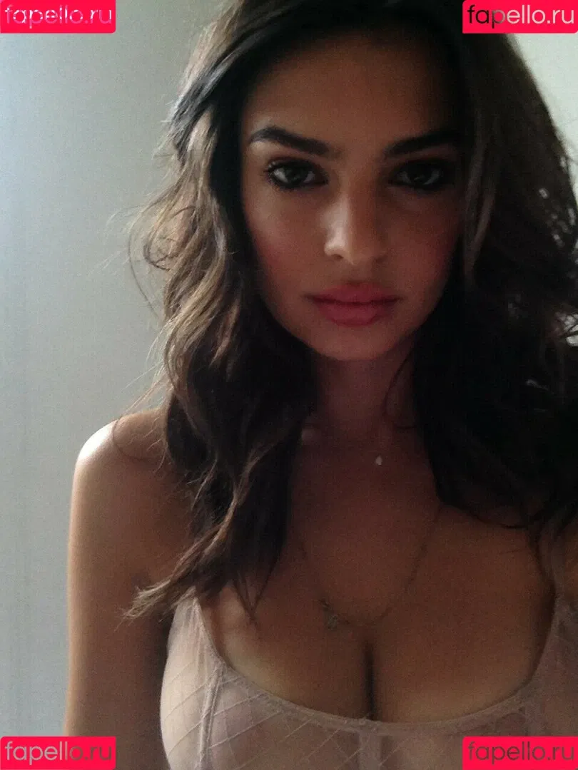 Emily Ratajkowski / emrata Onlyfans Photo Gallery 