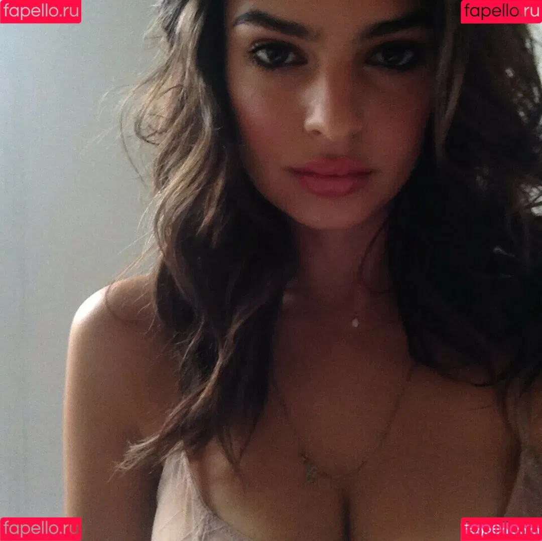 Emily Ratajkowski / emrata Onlyfans Photo Gallery 