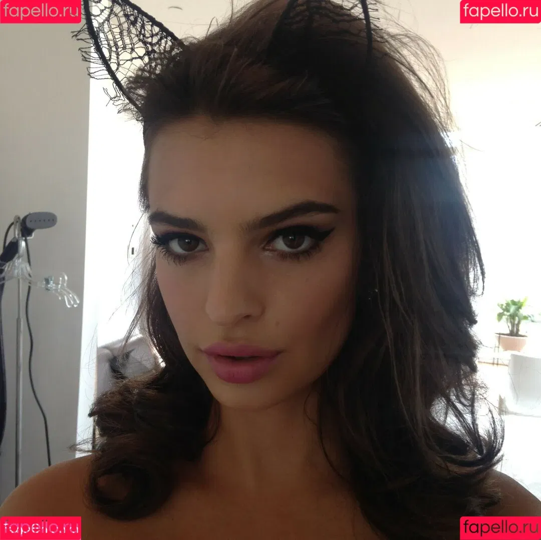 Emily Ratajkowski / emrata Onlyfans Photo Gallery 