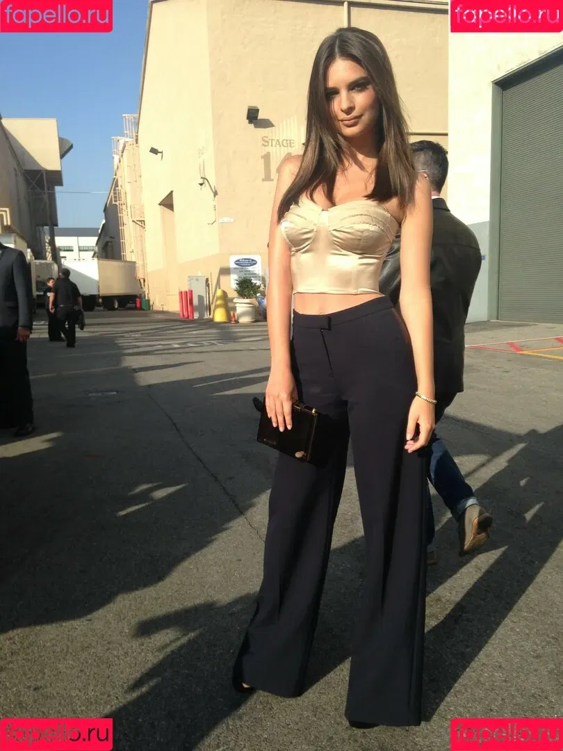 Emily Ratajkowski / emrata Onlyfans Photo Gallery 