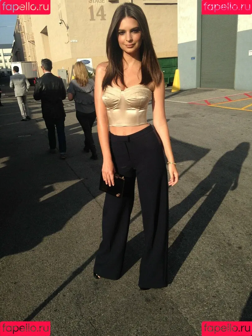 Emily Ratajkowski / emrata Onlyfans Photo Gallery 