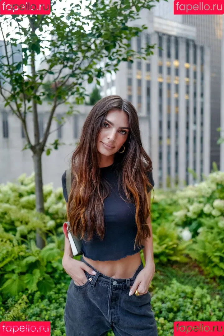 Emily Ratajkowski / emrata Onlyfans Photo Gallery 