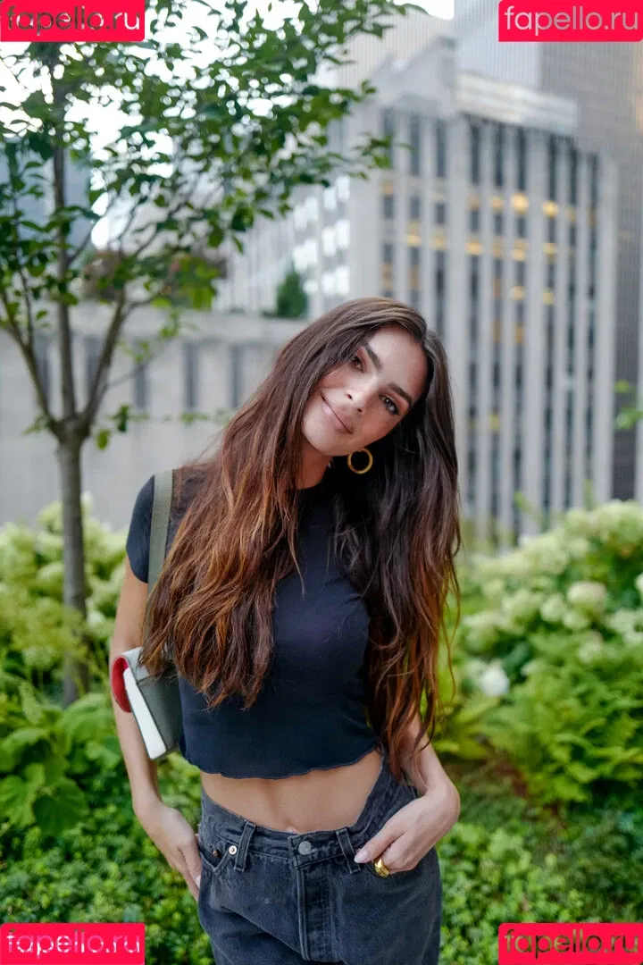 Emily Ratajkowski / emrata Onlyfans Photo Gallery 