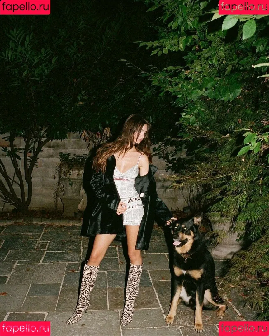 Emily Ratajkowski / emrata Onlyfans Photo Gallery 