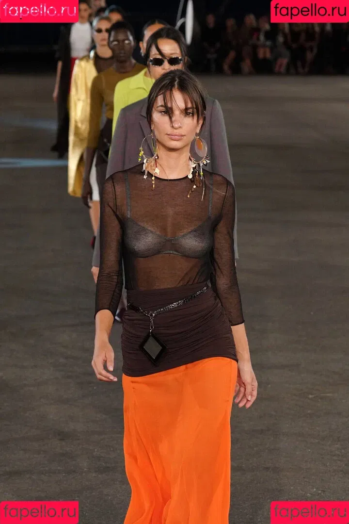 Emily Ratajkowski / emrata Onlyfans Photo Gallery 