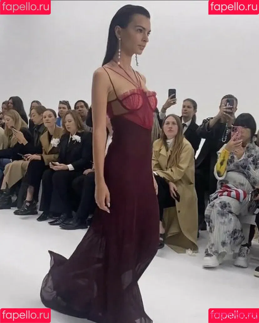 Emily Ratajkowski / emrata Onlyfans Photo Gallery 