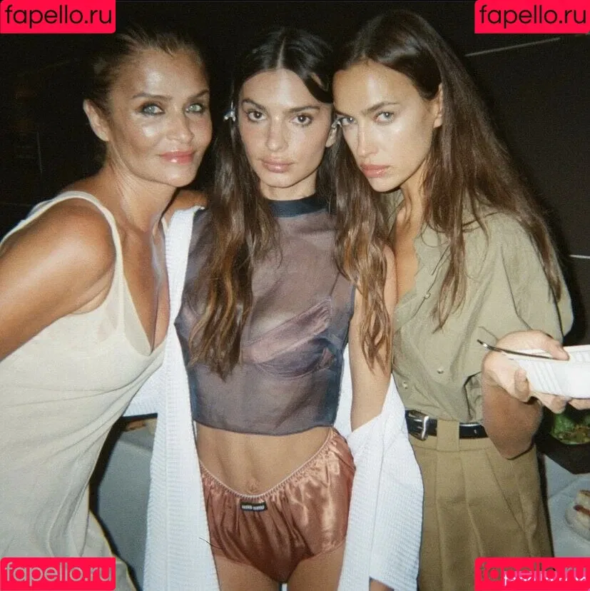 Emily Ratajkowski / emrata Onlyfans Photo Gallery 