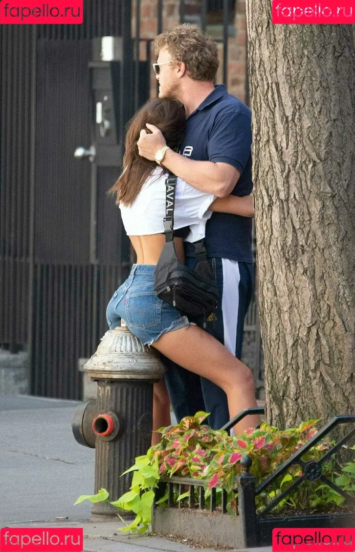 Emily Ratajkowski / emrata Onlyfans Photo Gallery 