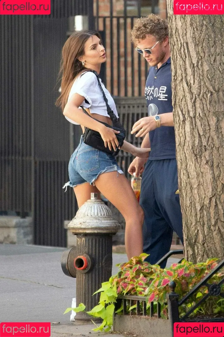 Emily Ratajkowski / emrata Onlyfans Photo Gallery 