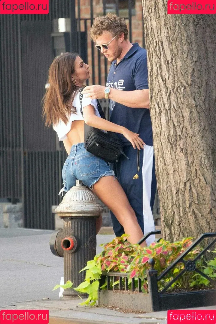 Emily Ratajkowski / emrata Onlyfans Photo Gallery 