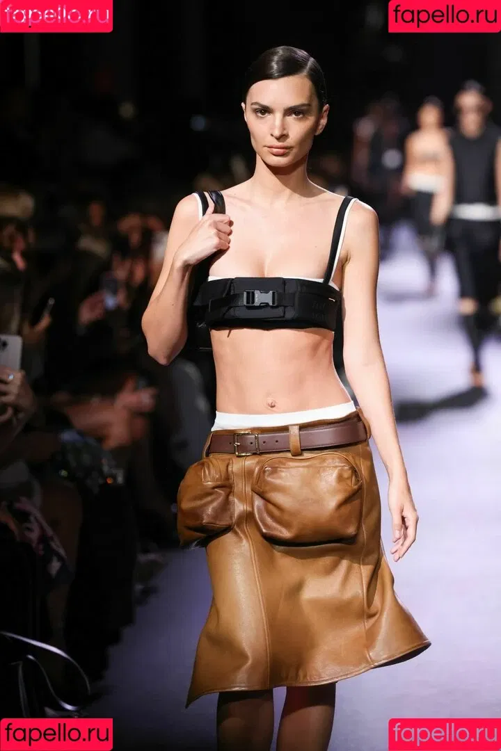 Emily Ratajkowski / emrata Onlyfans Photo Gallery 